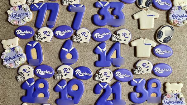 大学アメフト部の最終戦に。チームカラーの紫が映えるアイシングクッキー