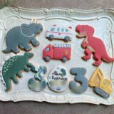 恐竜＆働く車に大興奮！3歳双子くんのお誕生日クッキー祝う3歳のバースデー