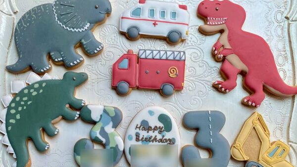 恐竜＆働く車に大興奮！3歳双子くんのお誕生日クッキー祝う3歳のバースデー