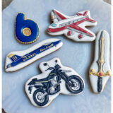 飛行機やバイクをアイシングクッキーで再現！6歳のお誕生日ケーキ