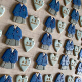 卒業を祝う特別なギフト。学校の制服を再現したオーダーメイドアイシングクッキー