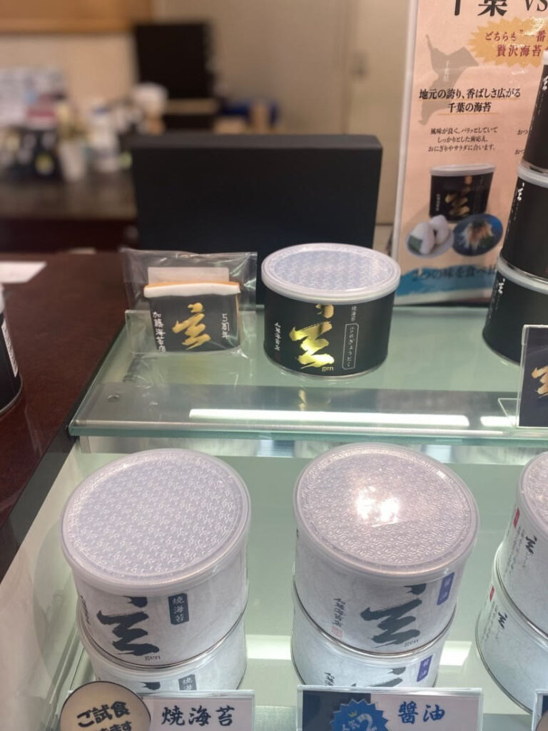 店頭に飾られた個包装のクッキーと「玄」の缶